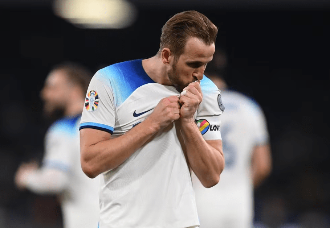 爱游戏线上-凯恩在巴黎圣日耳曼比赛中重返赛场，险胜引发热议！赢得满堂喝彩(凯恩英超金靴)